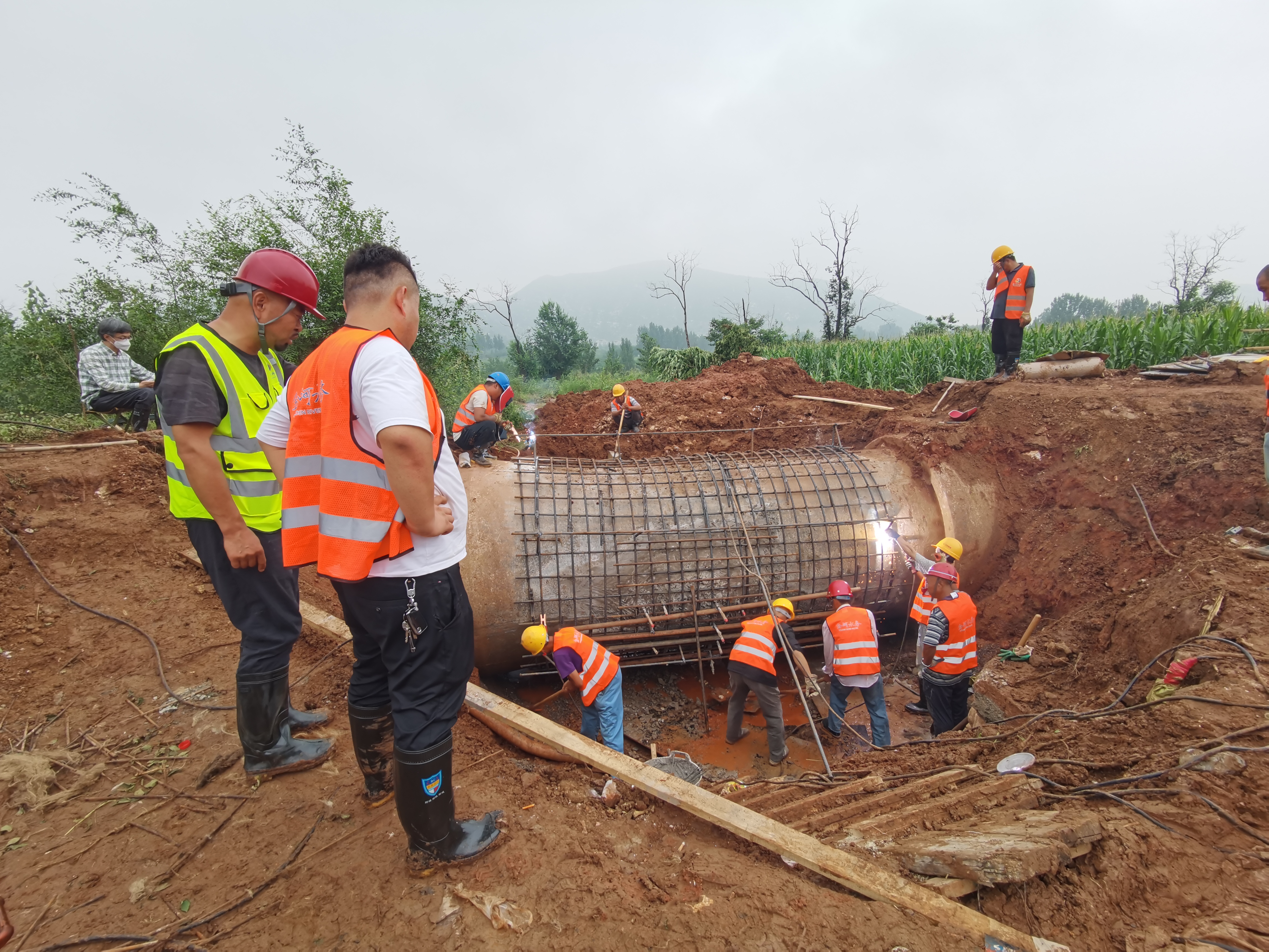 战洪峰 堵漏点 保供水 ok138cn太阳集团古天乐打赢60小时抢险攻坚战